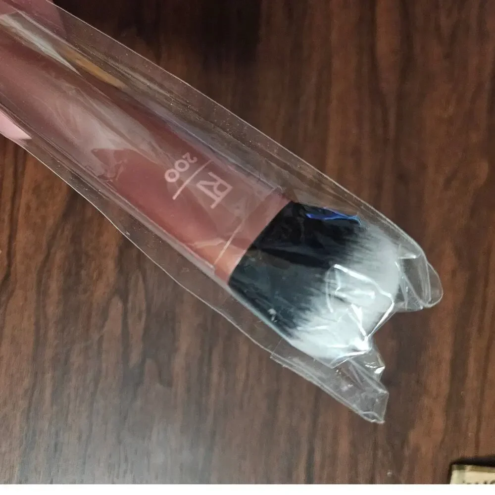 RT REAL TECHNIQUES Expert Foundation Brush 200 ~ NEW